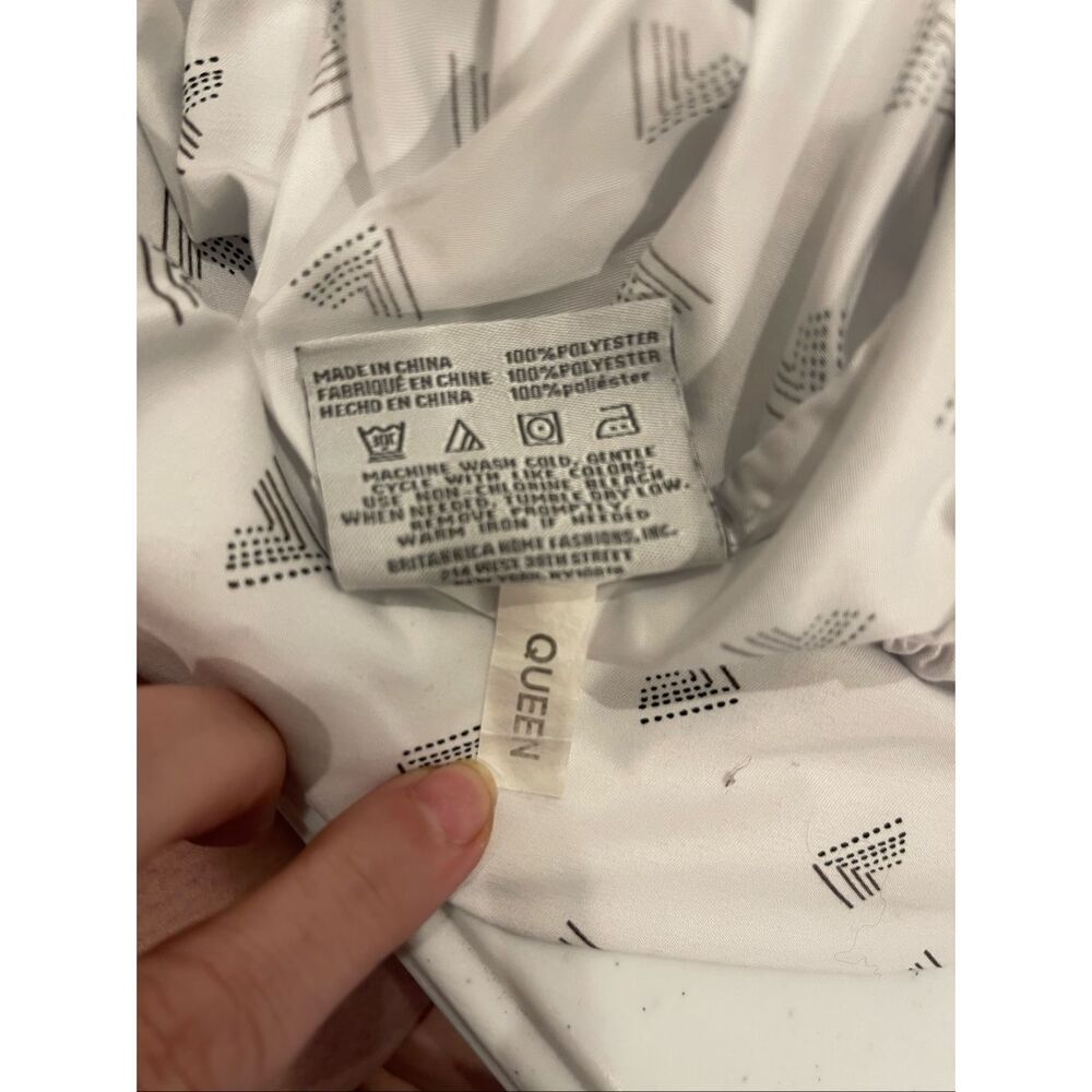 UGG white gray geo design queen sheets, fitted, top and 2 pillow cases - Picture 2 of 4